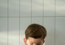 WHAT AGE CAN A CHILD BE OUT WITHOUT A PARENT?